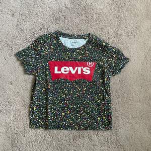 Levis tröja storlek XS. Har fått i present och har aldrig blivit använd.