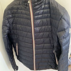 Fin moncler jacka - En riktigt fin moncler jacka, perfekt nu till hösten! Jackan är inköpt på NK Göteborg för 7500. Jackan är i bra skick utan några skador!  Pris kan diskuteras vid snabb affär. 