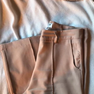 Kostymbyxor - Knappt använda och är fortfarande i väldigt fint skick. Långa på mig som är 170cm. Dom är rosa beiga i färgen💖💗säljer för 300+ 29kr frakt💗