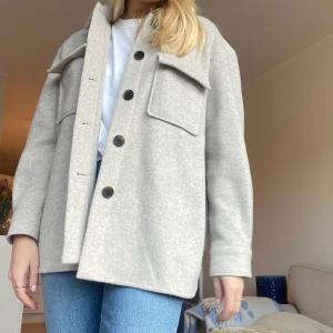 Höstjacka  - Beige höstjacka med fickor och bruna knappar 🤎🤎Köpt på MQ och är knappt använd, Storlek M  Finns ett band med som kan knytas i midjan 