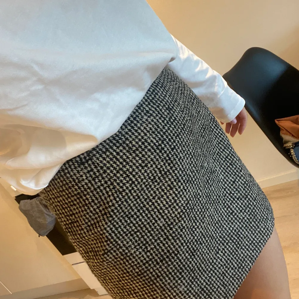 Supergullig rutig kjol från HM som aldrig är använd 🖤🤎Kjolen är liten i storlek och passar 36/38. Kjolar.