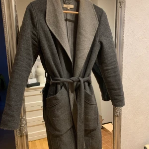 Kappa - Säljer denna fina kappa då den aldrig kommer till användning längre. Kappan är i storlek xs men är oversized så passar även S/M