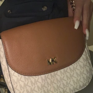 Mikael cors väska - Säljer en äkta Mikeal cors väska som jag aldrig har haft så stor andvändning av. Nyskick inga defekter i skinnet Elr några skador! ❤️