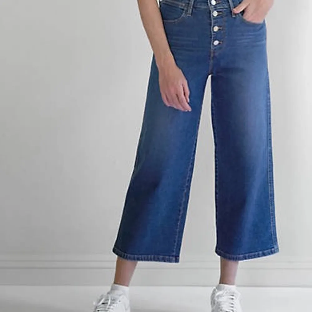 Ett par jättefina Jeans från Levis, vara använda några gånger. Dom är högmidjade och korta i henne men har en jättefin passform 💗. Jeans & Byxor.