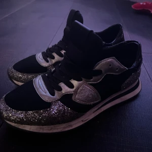 Philippe Model skor - Snygga Philippe Model skor i storlek 40. Väldigt sann till storleken och i bra skick. Väldigt bekväma och snygga skor! Nypris ca  3000 för 2 år sedan men sparsamt använda. Pris kan diskuteras 