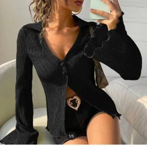 Svart veckad blus  - Veckad svart blus från shein som använts endast en gång. Jättefin blus, säljer för att jag inte får användning utav den. Vill hellre sälja den till någon som använder den mer än mig! Pris kan absolut diskuteras vid snabb affär. 