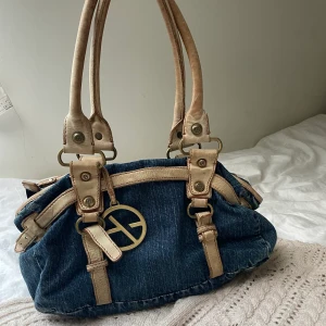 Jeansväska - Vintage jeansväska köpt secondhand med massa fack! Enda defekt - hål i fodralet på insidan men inget som inte går att fixa 🙏🏻💗köp direkt 500