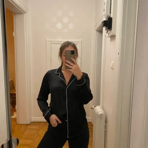 Silkesblus - Svart silkesblus 