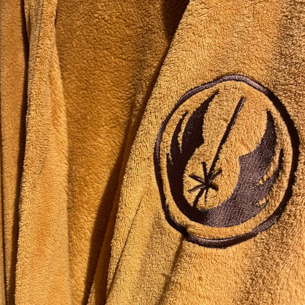 Star wars morgon rock som aldrig användes, fick den som present men jag använder aldrig morgon rockar så såg ingen mening i mig ha den. Liknar handduk material men är bomull! Passar som både halloween dräkt och morgon rock. Muu.