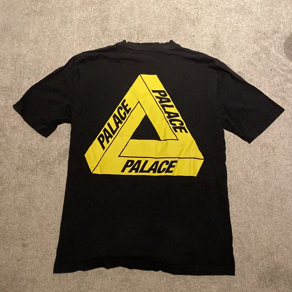 Palace t-shirt i gul och svart. T-shirts.