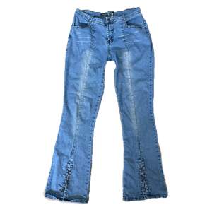 Lågmidjade bootcut jeans med coola fickor och snörning nere i benen💋  Säljer då de är för stora för mig så kommer aldrig till användning. Storleken är L men skulle säga M-L Skriv för fler frågor och tryck inte på köp direkt!!