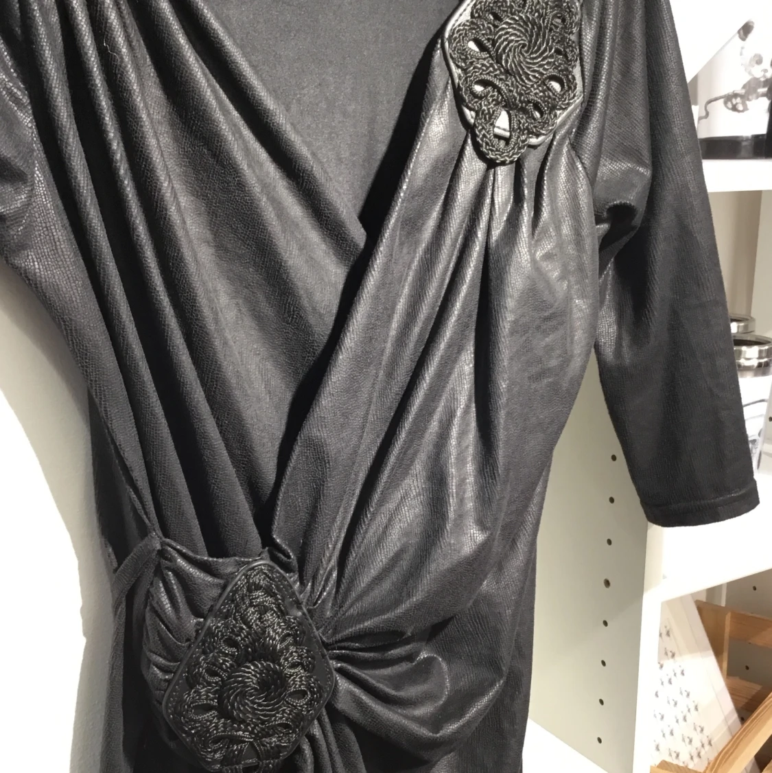 Klänning i läderimitation