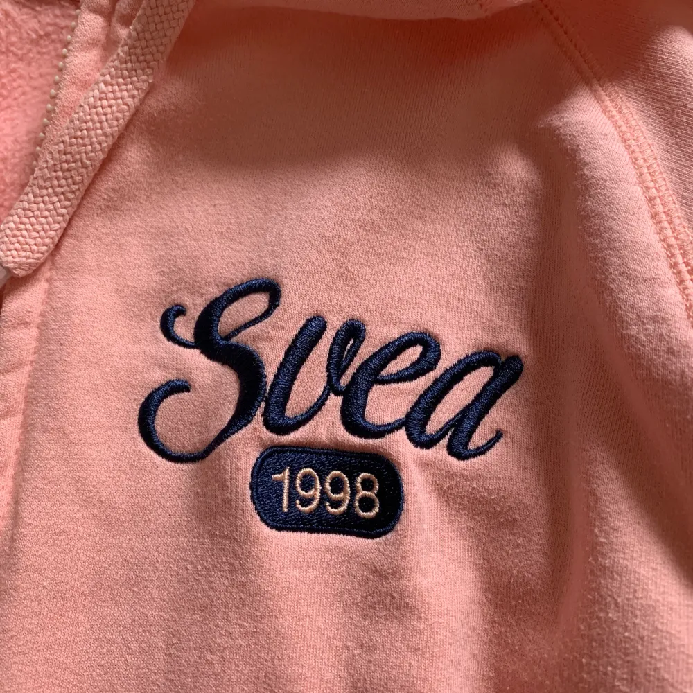 Aprikosfärgad Svea hoodie sparsamt använd💘💘Behöver plats i garderoben så säljer denna!. Hoodies.