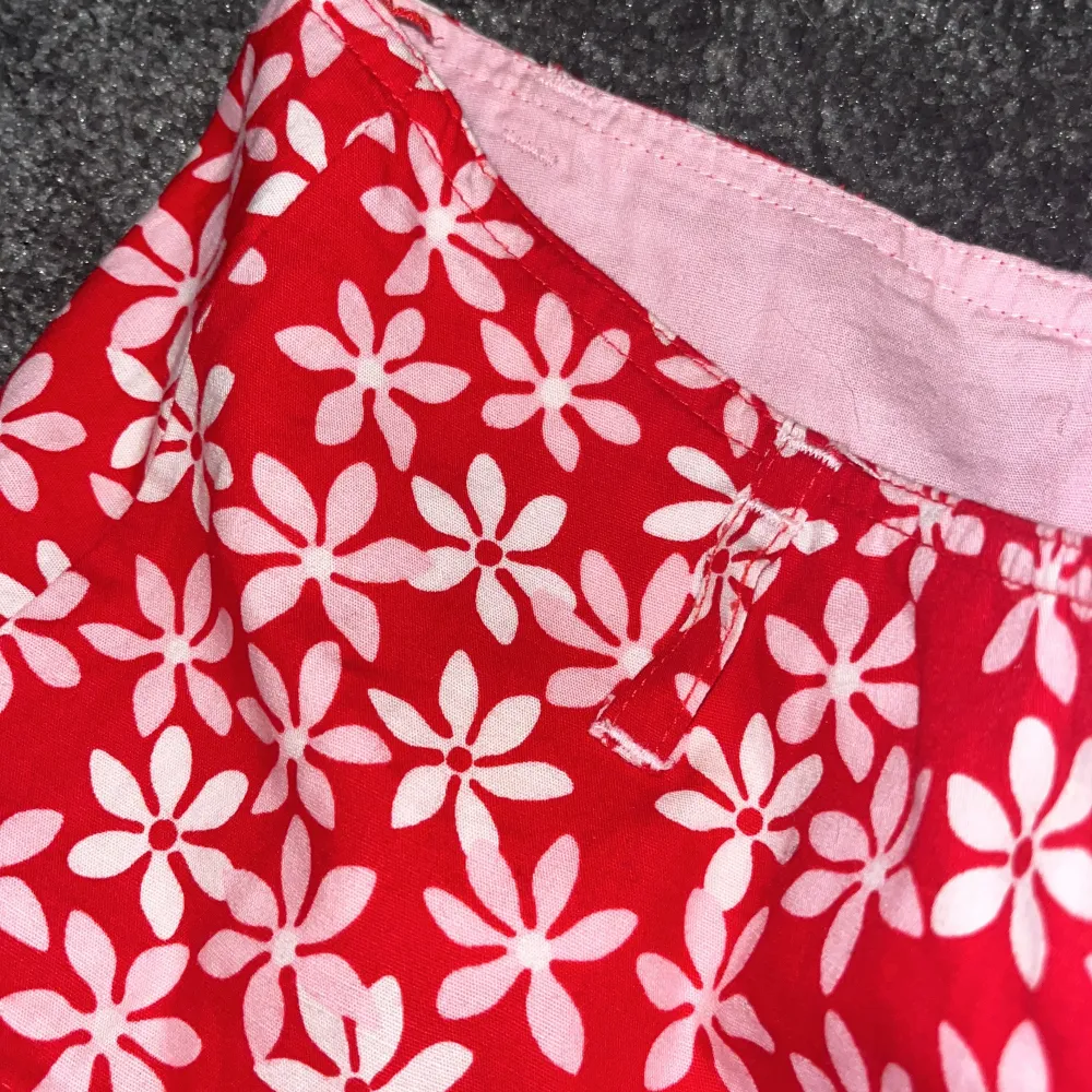 en fin röd blommig kjol som är från hm. Kjolar.