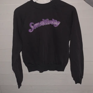 Mörkgrå tröja - En tröja med lila text ”sensitivity”. Från HM DIVIDED. Används runt 5 gånger.