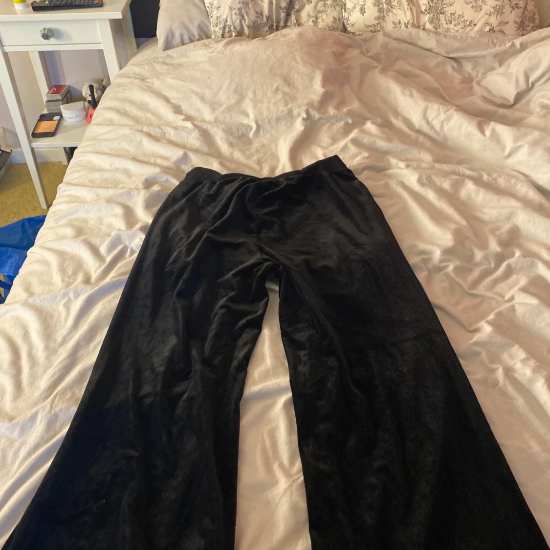 Utsvängda mjukisbyxor i storlek: L  - 90