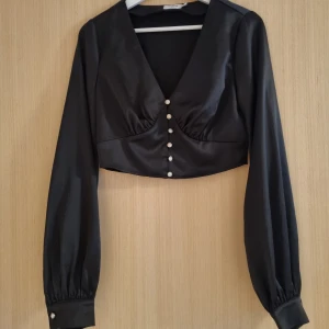 Svart blus srl 36 - Säljer denna fina svarta blus, stl 36. Aldrig använd.  Köparen står för frakten. 