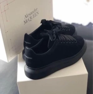 Alexander mqueen - Nästan oanvända mocka Alexander mqueen sneakers, kartong kvitto bag medföljer, köpta för 5000kr