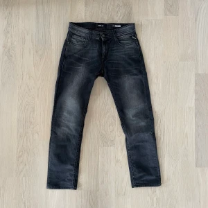 Replay Rocco jeans strl 28/30 - Replay Rocco jeans i strl 28/30 (sitter lite större i midjan, skulle säga ungefär 29/30). Använda men i fint skick, inga särskilda defekter. Nypris ca 1000kr. Hör av dig för frågor/bilder. Inga returer.