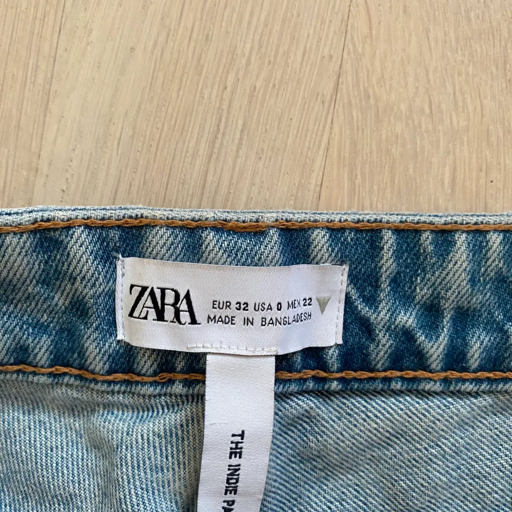 Low-rise jeans från zara 🥰. Jeans & Byxor.