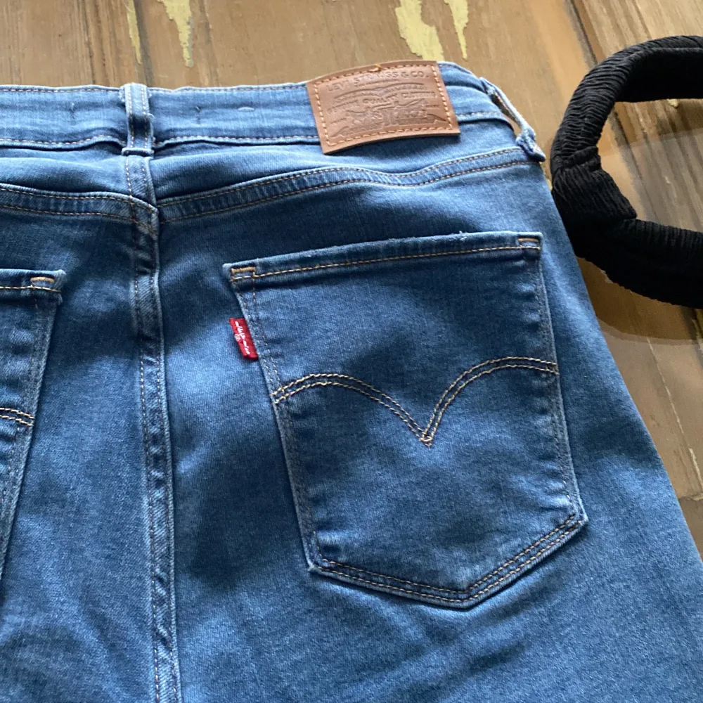 Fina Levis jeans som man kan ha som både high och mid! Köparen står för frakten 💗. Jeans & Byxor.