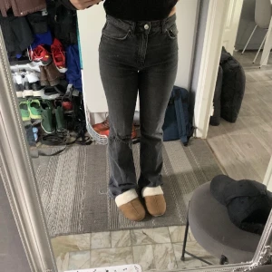 Flare jeans ifrån gina - ( lägger upp igen pågrund av oseriös köpare ) Säljer dessa jättefina flare jeansen ifrån gina Tricot, då de tyvärr inte kommit till någon användning, därav i ett nyskick💕💕 frakt tillkommer på 66 kr💕