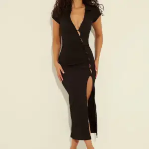 Vacker klänning som är slutsåld på NA-KD’s hemsida! Använd en gång, köpt för 500.🤍