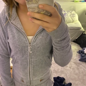 Juicy couture kofta strl xs - Säljer min ljusgråa juicy kofta då den inte kommer till användning längre. Köpte den för 1000kr men säljer den för 650kr då den fortfarande är i nytt skick. Skriv om ni har några frågor eller om ni vill ha mer bilder. 