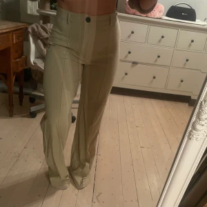 Snygga beiga kostymbyxor - Supersköna och snygga kostymbyxor. Tyvärr har dem blivit lite stora för mig, därav säljer jag dem. Bara använda två gånger så i nyskick. 