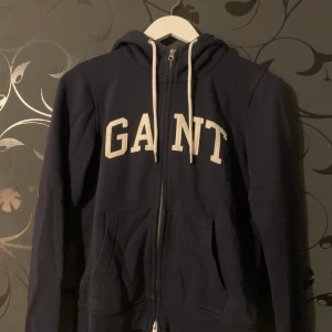 Gant luvtröja med dragkedja  - Gant luvtröja med dragkedja i storlek M  Marinblå och vit invändigt, inga skador 🌸