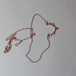 Renhorns halsband - En gullig renhorns halsband, den är av färgen rosa -guld. Säljer för att den inte passar mig 😭 men halsbandet i sig är jätte snygg.💕  Köparen står för frakten💕💕