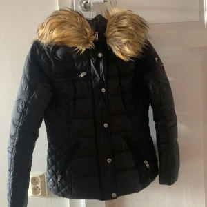 Rock and blue jacka  - En rock and blue jacka i storlek 36 vilket motsvarar S. Anledningen att jag säljer den är för att den inte passar mig längre. Pris går även att diskutera. 