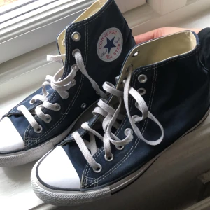 Converse, blå strl 39 - Säljer nu mina mörkblå converse pågrund av att de inte kommer till användning. Skorna är endast använda en gång vilket betyder att de är i väldigt fint skick. Skorna passar mig som i vanliga fall har storlek 38 på skor💕