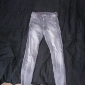 Low waist jeans st36 - Har använt dom en gång och dom är i väldigt bra skick. De kostar 40 plus frakt. 