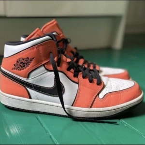 Air Jordan 1 Mid SE Turf Orange - Säljer mina knappt använda Jordans. Köpte nya för 2000, säljer för 900