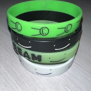 dream smp merch armband  - ⚠️tryck inte på köp nu!⚠️ äkta dream merch armband 4st!  -en lyser i mörkret  -kan diskutera pris  -endast sveriges och endast swish  -tryck ej på köp nu, skriv till mig vid intresse 