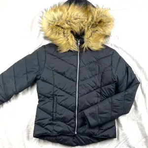 Säljer denna super fina Svea jackan i storlek 160! Köpt för flera år sedan, endast använd en vinter! Frakt tillkommer 70kr❗️