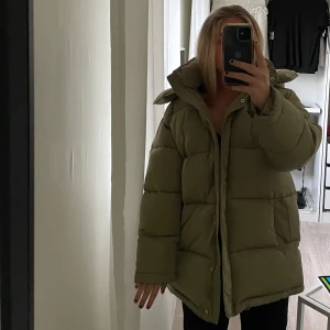 2ndday jacka  - Säljer min helt nya 2ndday jacka då jag ej kan skicka tillbaks den längre! Prislapp och allt är kvar, skicka för fler bilder på. Nypris : 3100  600kr inklusive spårbar frakt