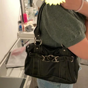 Vintage väska  - Säljer nu denna super fina ”vintage” väskan💕 Den är väldigt rymlig då den har 6 innerfack och i fint skick💞💞 150kr +frakt❤️‍🔥