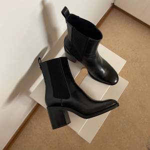 ✨Helt nya svarta Zara booties/ankle boots✨ klackhöjd: 8 cm. Frakt tillkommer 💜(passar även mig som bär 39)