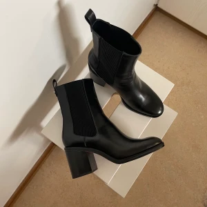 Helt nya Zara Booties - ✨Helt nya svarta Zara booties/ankle boots✨ klackhöjd: 8 cm. Frakt tillkommer 💜(passar även mig som bär 39)