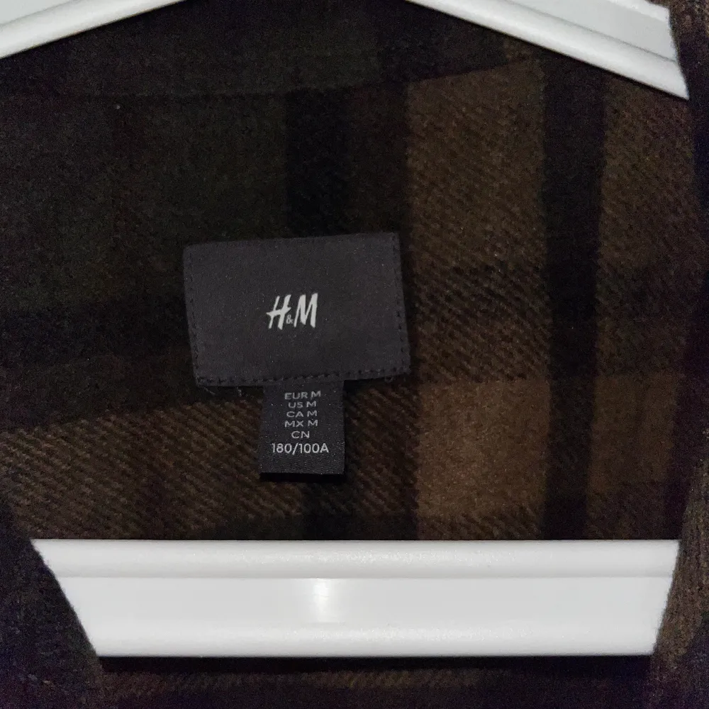 h&m, strl M, provad men aldrig använd. nypris 300-400 ish. Jackor.