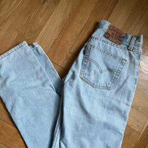 Ljusa fräscha vintage Levis jeans!  Hela och rena 🌸 Mått:  35cm (sista bilden)  Innerbenslängd: 83cm