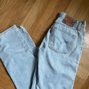 Vintage Levis jeans  - Ljusa fräscha vintage Levis jeans!  Hela och rena 🌸 Mått:  35cm (sista bilden)  Innerbenslängd: 83cm