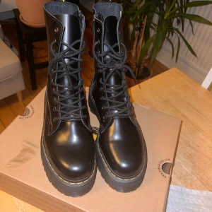 Dr Martens Jadon high boots  - Storlek 41, nyskick, har använts 3 gånger 