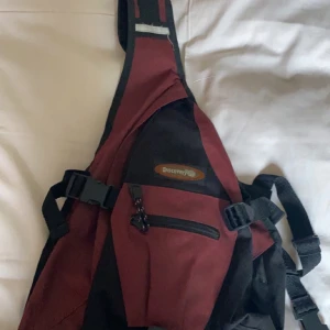  Gorpcore Sling bag - Säljer denna jätte cola sling bagen ifrån Discovery. 2a bilden är exempel på hur den ska sitta. Jätte cool väska som exempelvis passar till gorpcore stilen eller y2k.