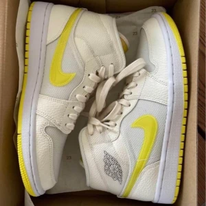 WMNS Jordan 1 mid voltage yellow - Ett par nästan helt nya Jordan 1 mid som är använda Max tre gånger som tyvärr inte passade (säljer åt en vän) 