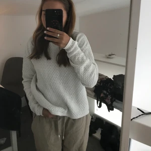 Vit tröja - Säljer den här vita tröjan från Cubus den är inte riktigt min stil så jag säljer den och den är i storlek XS