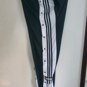 Adidas Adibreak popper pants i storlek M. Mörkgröna/vita. Väldigt bra skick!