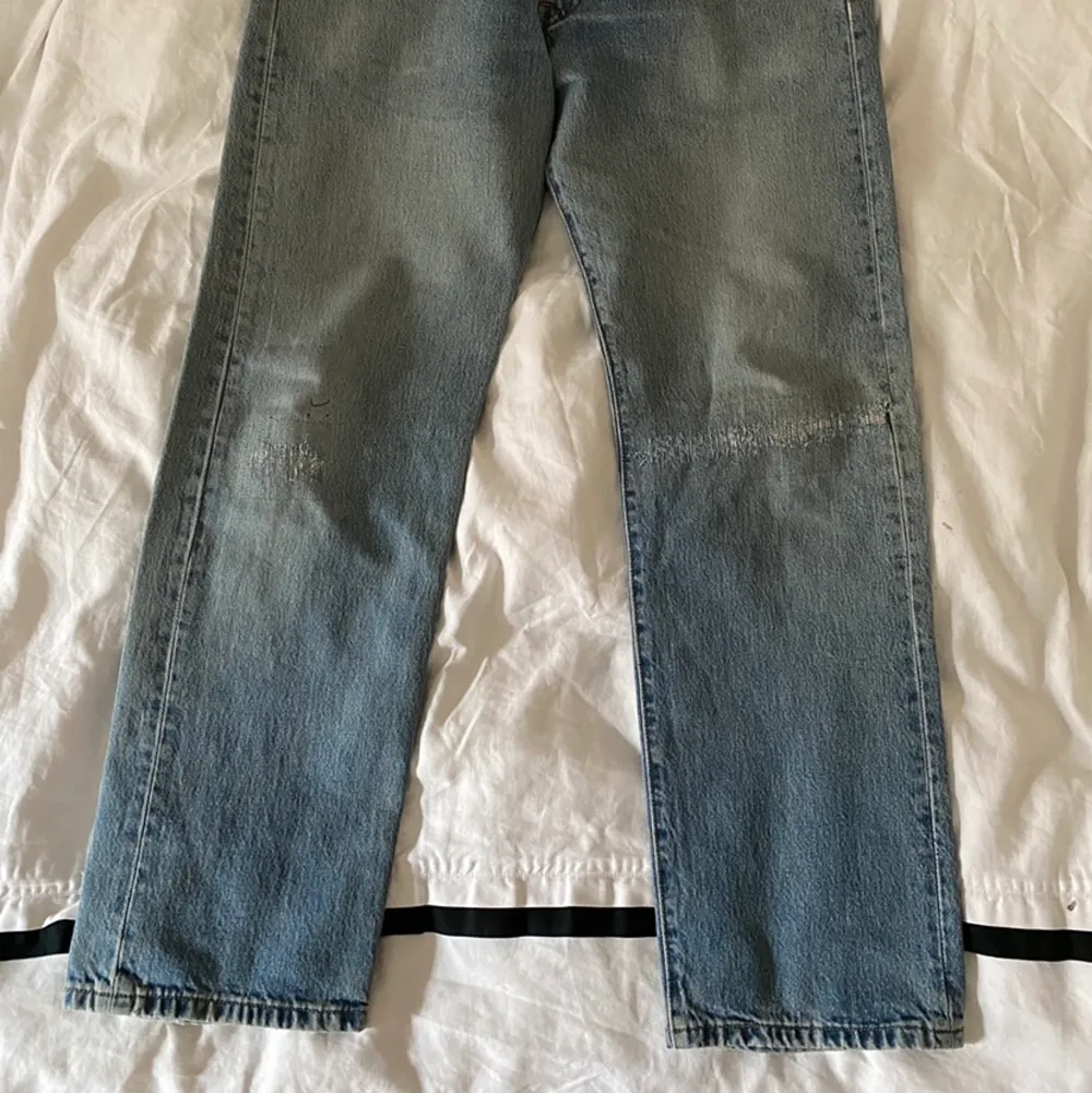 Vintage levis 501 jeans, underbar tvätt och perfekt straight fit men har hittat nya som jag använder mer så säljer dessa nu för att rensa garderoben. Skriv vid ytligare funderingar eller frågor så hjälper jag gärna till! Hål vid ljumsken, kan fixas enkelt. Jeans & Byxor.